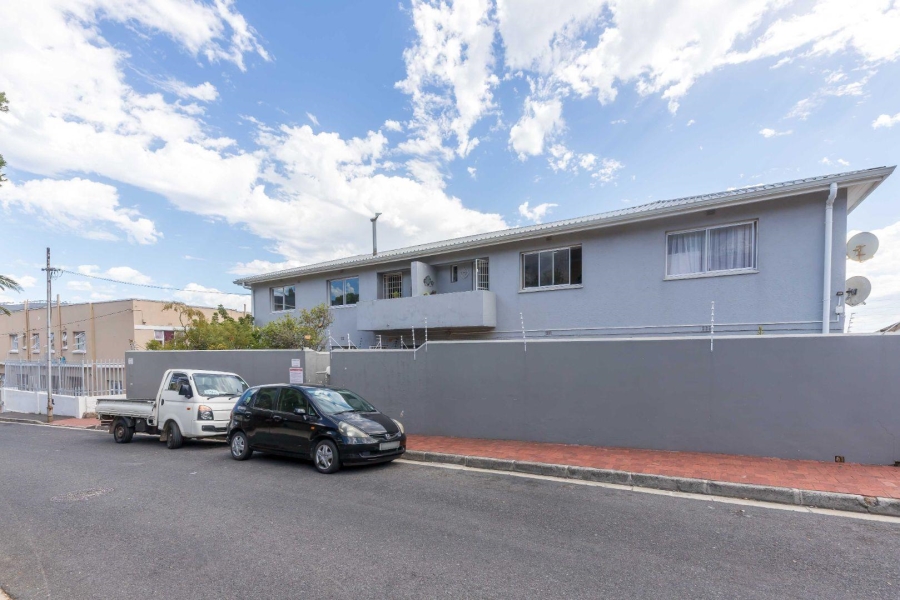 2 Bedroom Property for Sale in Vredehoek Western Cape